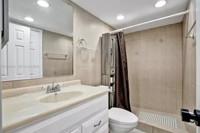 927 NE 199th St #103, Miami, FL 33179 - Photo 36