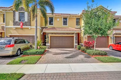 821 E Village Cir #821, Davie, FL 33325 - Photo 1