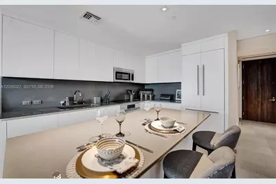 88 SW 7th St #1408, Miami, FL 33130 - Photo 14