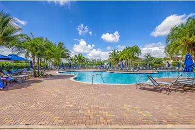 9381 W 33rd Ln, Hialeah, FL 33018 - Photo 32