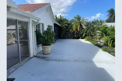 19642 NW 59th Pl, Hialeah, FL 33015 - Photo 2