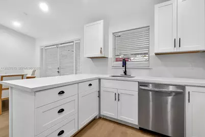 18847 NW 83rd Pl, Hialeah, FL 33015 - Photo 12
