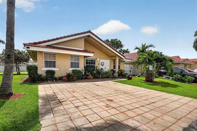 18847 NW 83rd Pl, Hialeah, FL 33015 - Photo 4