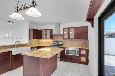 7503 W 34th Ln, Hialeah, FL 33018 - Photo 8