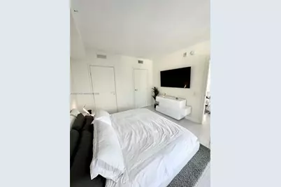 1300 Brickell Bay Dr #3101, Miami, FL 33131 - Photo 8