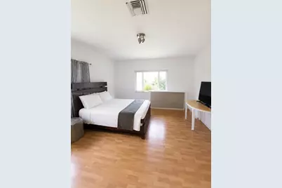 1101 NE 2nd St, Hallandale Beach, FL 33009 - Photo 12