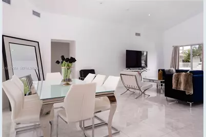 2555 NE 202nd St, Miami, FL 33180 - Photo 4