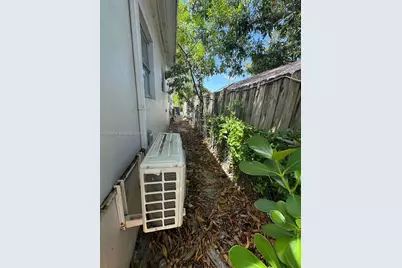 685 SW 7th Terr, Dania Beach, FL 33004 - Photo 2
