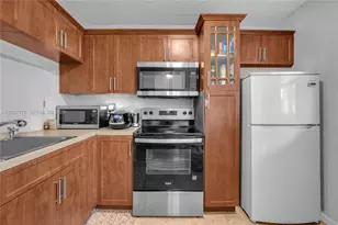 9181 NW 1st Ct, Pembroke Pines, FL 33024 - Photo 16