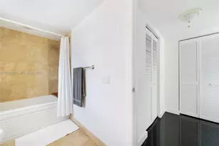 41 SE 5th St, Miami, FL 33131 - Photo 32