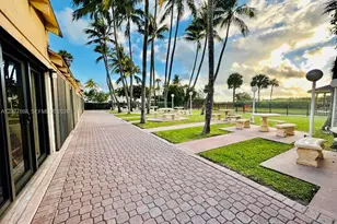 2555 Collins Ave, Miami Beach, FL 33140 - Photo 26