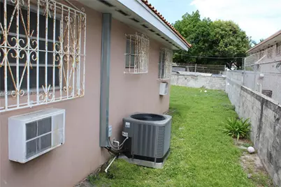 1040 NW 23rd Ct, Miami, FL 33125 - Photo 6