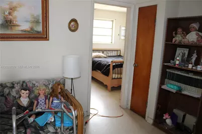 1040 NW 23rd Ct, Miami, FL 33125 - Photo 32