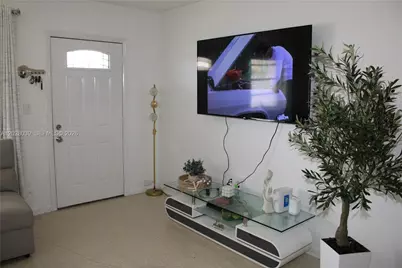 1040 NW 23rd Ct, Miami, FL 33125 - Photo 10