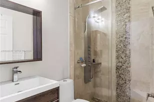 1714 Victoria Pointe Cir, Weston, FL 33327 - Photo 30