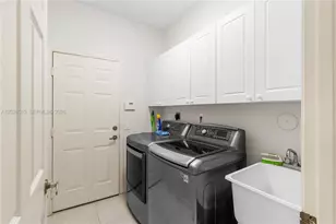1714 Victoria Pointe Cir, Weston, FL 33327 - Photo 32