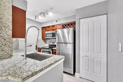 2851 N Oakland Forest Dr #111, Oakland Park, FL 33309 - Photo 4