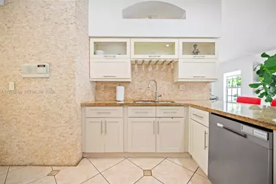 7819 NW 166th Ter, Miami Lakes, FL 33016 - Photo 14