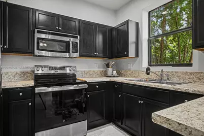 215 SE 37th Pl, Homestead, FL 33033 - Photo 6
