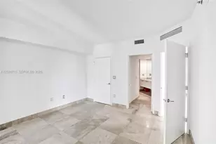 55 SE 6th St, Miami, FL 33131 - Photo 12