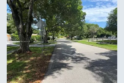 2015 Pinehurst Dr, West Palm Beach, FL 33407 - Photo 4