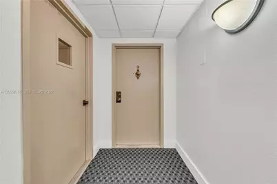 1450 Brickell Bay Dr #1815, Miami, FL 33131 - Photo 2