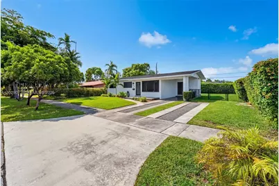 680 W 50th Pl, Hialeah, FL 33012 - Photo 6