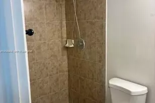 7075 NW 186th St, Hialeah, FL 33015 - Photo 6