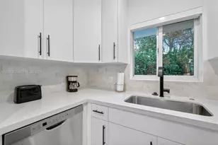 8109 Harding Ave, Miami Beach, FL 33141 - Photo 16