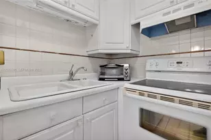 820 SW 11th Ave, Hallandale Beach, FL 33009 - Photo 16