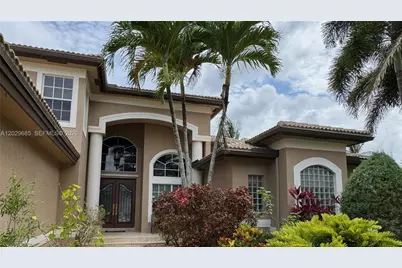 10445 Canterbury Ct, Davie, FL 33328 - Photo 2