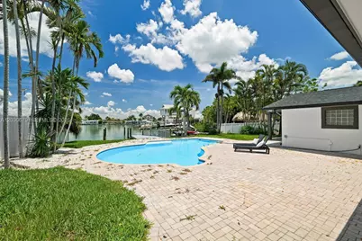 7905 9th Ave S, Saint Petersburg, FL 33707 - Photo 4