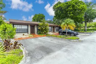 2330 Plum Ct, Pembroke Pines, FL 33026 - Photo 2
