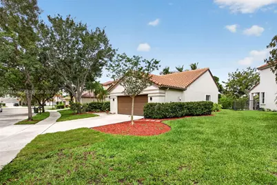 370 Carrington Dr, Weston, FL 33326 - Photo 2