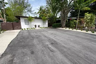 11310 Peachtree Dr, Miami, FL 33161 - Photo 28