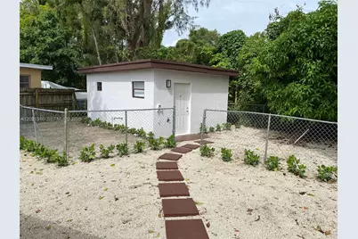 11310 Peachtree Dr, Miami, FL 33161 - Photo 2