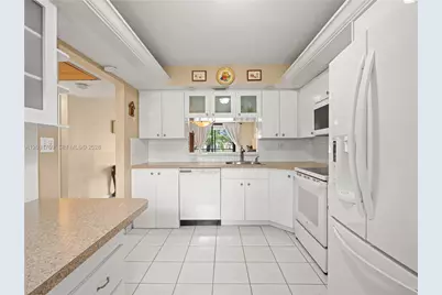 901 Colony Point Cir #112, Pembroke Pines, FL 33026 - Photo 8