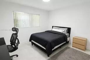 800 NE 2nd Ct, Hallandale Beach, FL 33009 - Photo 4