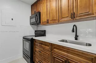 445 SW 11th St, Miami, FL 33130 - Photo 10