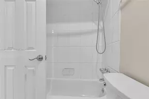 96 Wimbledon Lake Dr, Plantation, FL 33324 - Photo 16