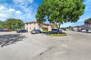 906 Twin Lakes Dr, Coral Springs, FL 33071 - Photo 2