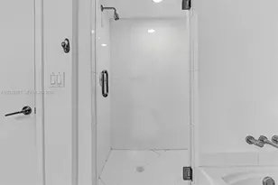 55 SE 6th St, Miami, FL 33131 - Photo 18
