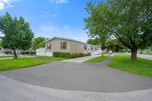 21830 NW 2nd Ct, Pembroke Pines, FL 33029 - Photo 2