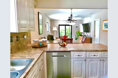 6527 W 22nd Ln, Hialeah, FL 33016 - Photo 6