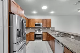 9925 NW 10th St, Miami, FL 33172 - Photo 14