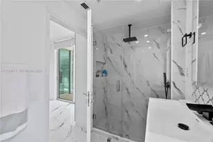 300 S Biscayne Blvd, Miami, FL 33131 - Photo 16