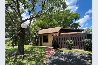 539 Briarwood Cir #2-57, Hollywood, FL 33024 - Photo 1