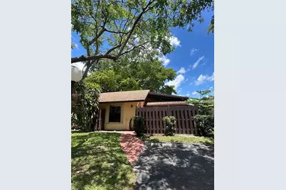 539 Briarwood Cir #2-57, Hollywood, FL 33024 - Photo 2