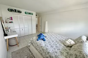 400 Kings Point Dr, Sunny Isles Beach, FL 33160 - Photo 16