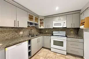 3641 Oaks Clubhouse Dr, Pompano Beach, FL 33069 - Photo 10
